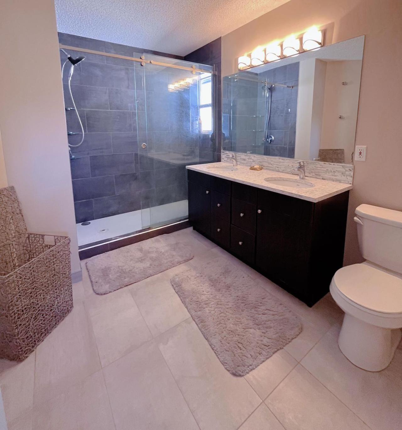 Best Garden House&3 Mins Bus Station Close C-Train&Free Parking YYC Rum bild