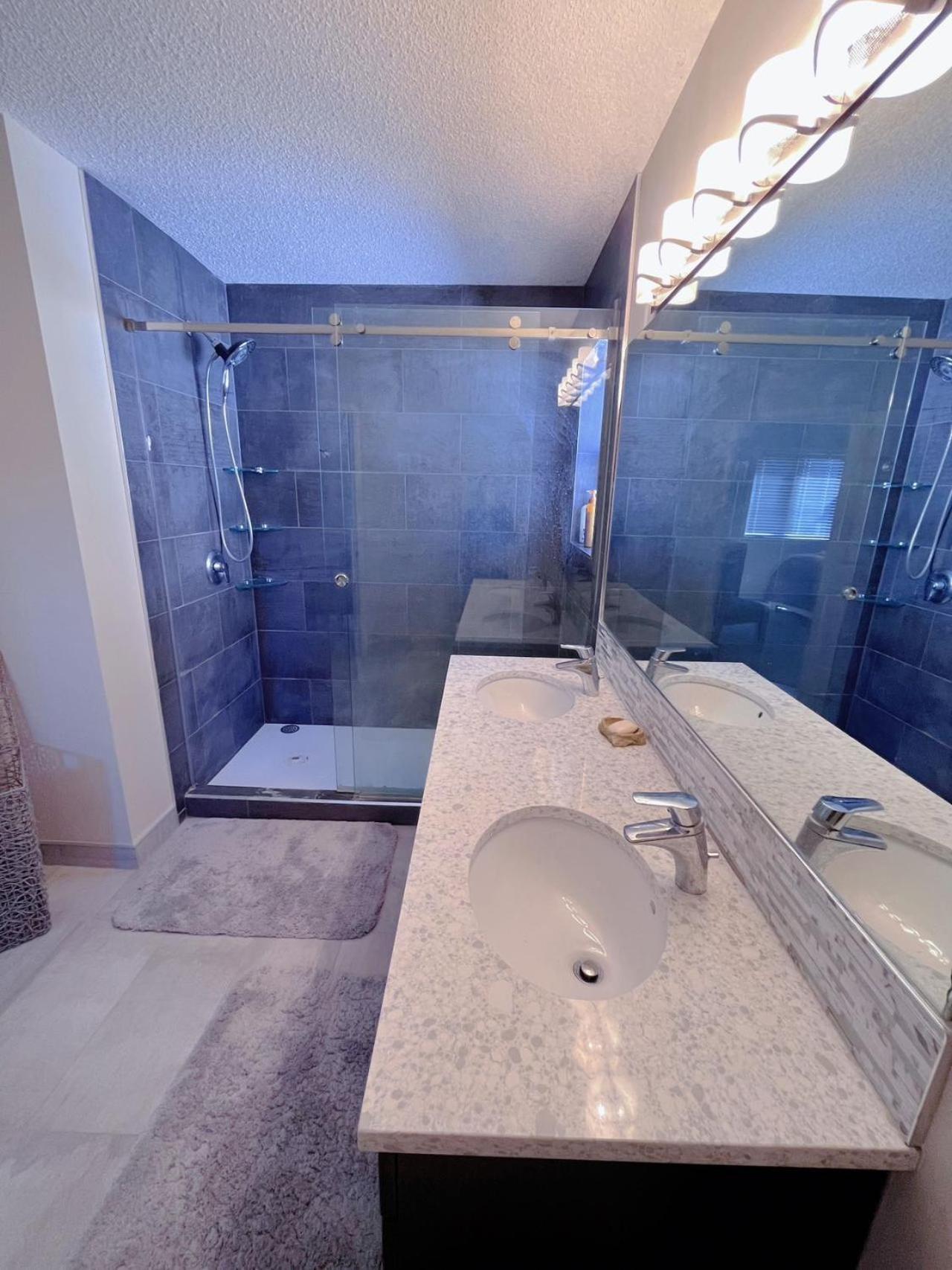 Best Garden House&3 Mins Bus Station Close C-Train&Free Parking YYC Rum bild