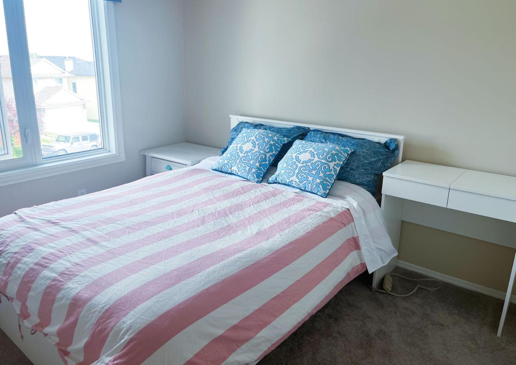 Best Garden House&3 Mins Bus Station Close C-Train&Free Parking YYC Rum bild