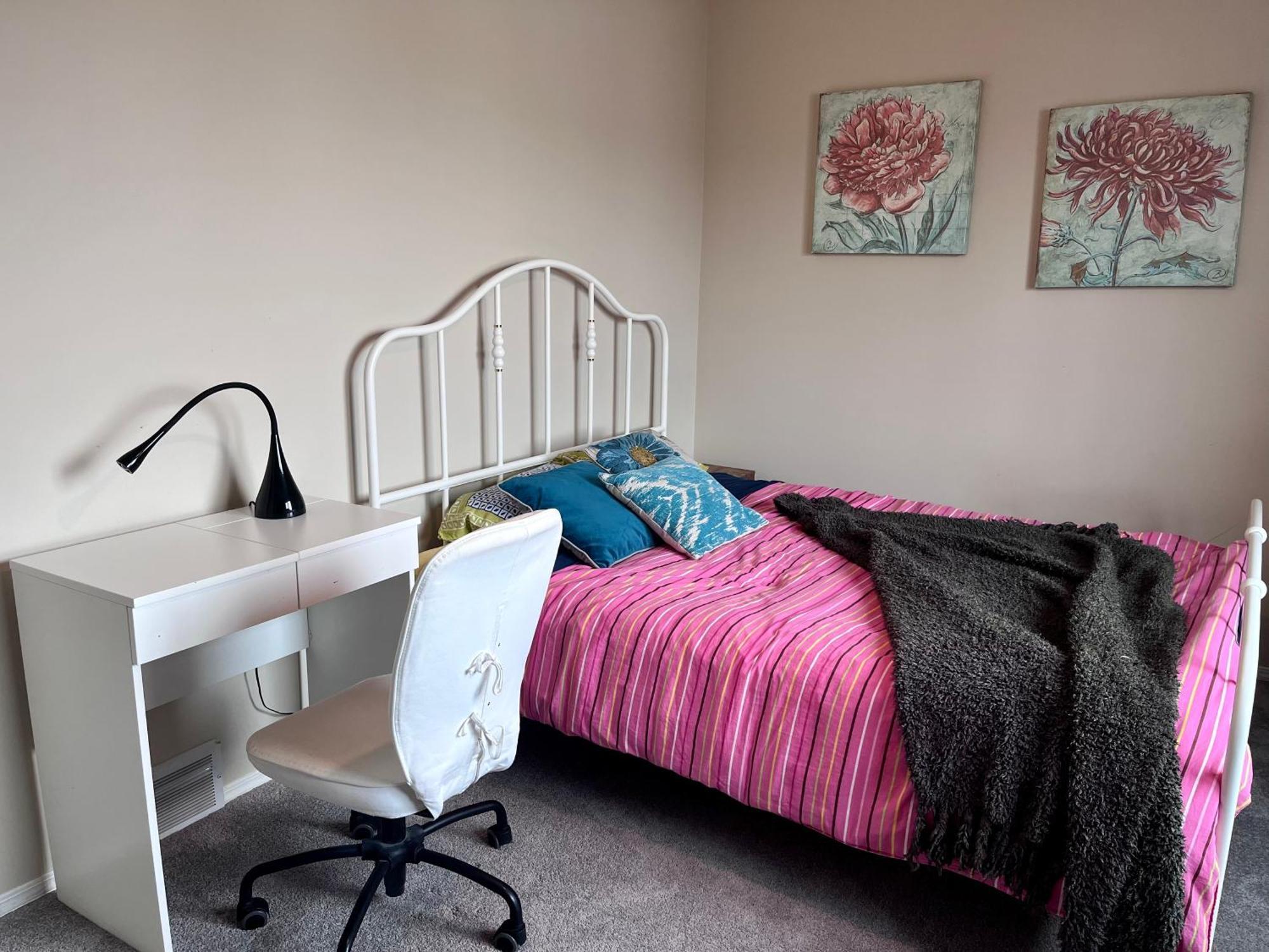 Best Garden House&3 Mins Bus Station Close C-Train&Free Parking YYC Exteriör bild